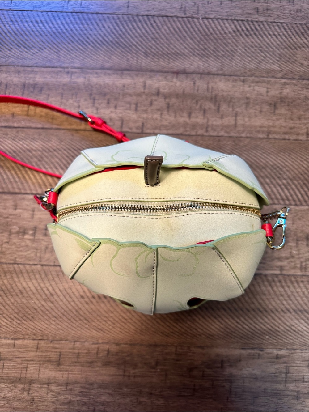 Rare Disney Loungefly Snow White Glow In The Dark Apple purse - Picture 3 of 7